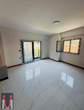 Dikili İlçe Merkezin'de Kapalı Araç Otoparklı Havuzlu 2+1 Daire