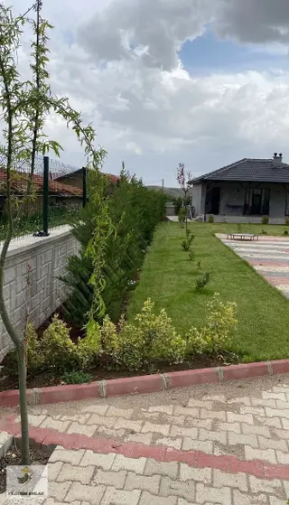 Yıldırım Emlak'tan Üçpınarda 800m2 Evli Duzenli Peyzajlı Arsa