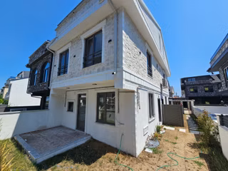 Deniz'e 70 Mt. Mesafede 3+1 ,bahçeli , Yerden Isıtmalı Villa