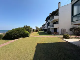 Site İçerisinde Mükemmel Konumda Denize Sıfır 4 Katlı Villa