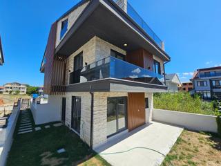 Deniz'den 4+1 Yerden Isıtmalı, Deniz'e 70 Metre Mesafede Villa
