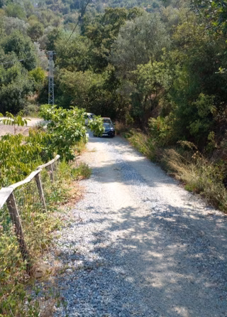 Sahibinden Yol, Su, Elektrik Var. Tek Tapu. Köy İçi İmarlı.