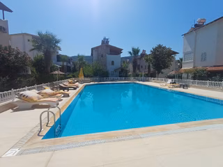 Didim Akbük'te Havuzlu Site İçersinde Deniz Ve Doğa Manzaralı Satılık 3+1 Triplex Villa