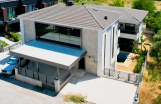 Urla Merkezde Modern Mimarili Havuzlu Sıfır Tripleks Villa