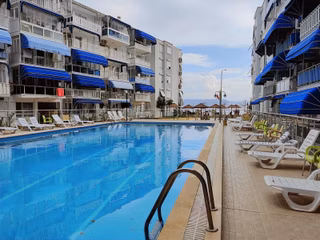 Yakamoz Emlak'tan Kumla'da Satılık Denize Sıfır Havuzlu1+1 Daire