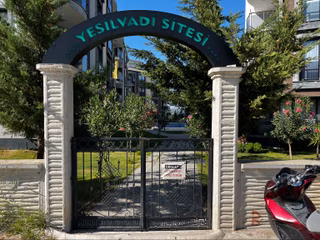 Kuşadası Davutlarda Geniş Bahçe Kullanımlı Havuzlu Sitede Satılık1+1