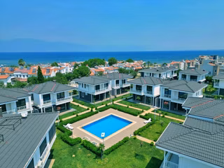 Uytundan Pelitköy'de Denize 100 Metre Site İçi Havuzlu 3+1 Villa