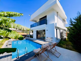 Urla Kuşçularda Tam Müstakil Tripleks Havuzlu Villa