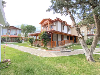 Seferihisar Ürkmezde Erdem Tur Sitesinde Full Eşyalı, Havuzlu & Akıllı Satılık 3+1 Villa