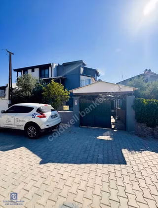 Urla Gülbahçede Geniş Bahçeli, Denize Yakın Satılık Müstakil Ev