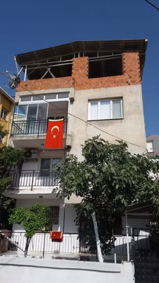 İzmir Ayrancılarda Satılık Zemin+3 Katlı Bahçeli Bina