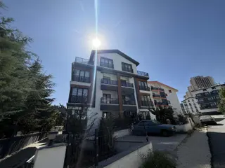 Alaçatı'dan İncek'te Teraslı 3 Banyolu Geniş 4+1 Kiralık Daire