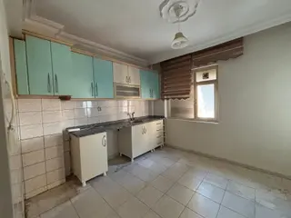 Varsakkarşıyaka Konumu Çok İyi Arakat Asansörlü Kiralık 3+1
