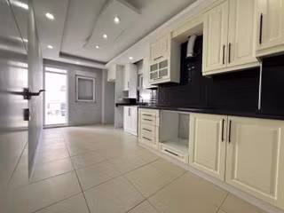 Havuzlu_sıfır_ayarında_çok_geniş_asansörlü_ara_kat_2+1_!!!!!!!!!