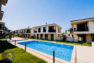 Kuşadası Güzelçamlı'da Havuzlu Tek Müstakil Satılık 3+1 Yazlık