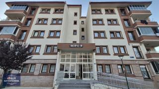 Yeşilyurt Esnaf Toki'de Ara Kat Güney Cephe Yapılı Süper Daire
