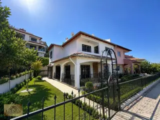 Kuşadası Bayraklıdedede Deniz Manzaralı 4+1 Satılık Villa - 1
