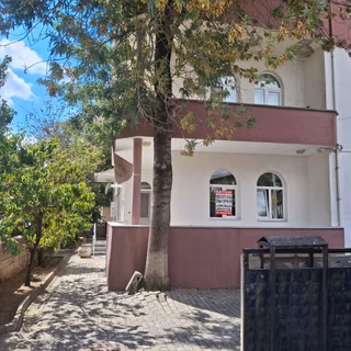 T.dağ Muratlı Kazımdirik Mah.de Bir Yoldan ,bir Yola Aydınlık,geniş 4+1 1.kat Daire Satılıktır.