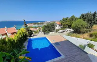 Ardıç Paşalimanında Deniz Manzaralı, Havuzlu Villa