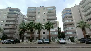 Bayraklı'nın Kalbinde, Otoparklı & Kilerli Taşınmaya Hazır Lüks Kiralık Daire