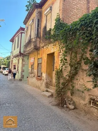 Ayvalıkın Merkezi Ve İşlek Caddesinde Tarihi Rum Evi