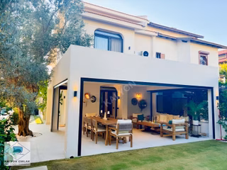 İzmir Çeşme Alaçatıda Özel Mimari Bahçeli Satılık Villa