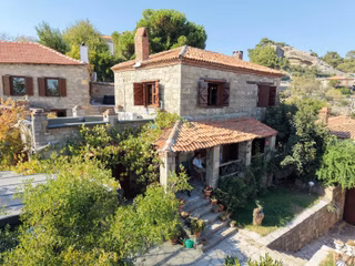 Tarihi Adatepe Köyünde Komple Yenilenmiş Satılık Taş Villa