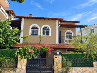 Tek Müstakil & Geniş Bahçeli Satılık Yazlık Villa