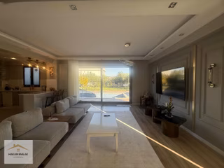 Hakan Emlak'tan Yüzme Havuzlu Eşyalı 4+1 Satılık Villa