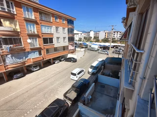 Kardeş'ten - Edremit Cumartesi Pazarı Civarında Doğalgazlı Ayrı Mutfaklı Ara Kat Geniş 3+1 Daire