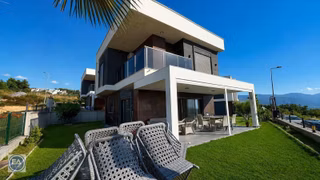Kuşadası'nda Acil Manzaralı 4 + 1 Satılık Villa
