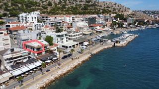 Çeşme Sahilde Denize Sıfır Eşsiz Konumda Önünden Denize Girilebilen 2+1 Satılık Dubleks Daire