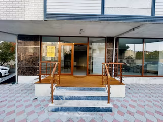 Geniş Vitrin Cephe, Depolu Önü Açık Alanlı Dükkan