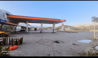 Erciş Yolunda 68 Dönüm Arsası İle Satılık Petrol İstasyonu
