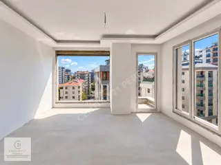 Suadiye'de Bağdat Caddesi'ne Yürüme Mesafesinde Sıfır Geniş 3+1