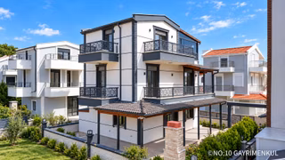 No:10’dan İskele’de Tam Müstakil, Geniş Bahçeli, 6 Balkonlu Modern 4+1 Tripleks Villa