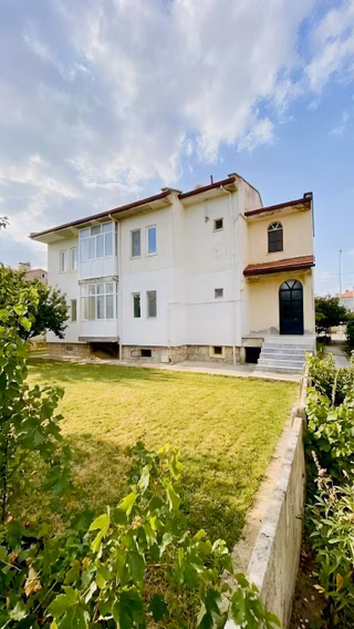 Afyon Uydukentte Konumuyla Öne Çıkan Yenilenmiş 3+1 Daire