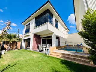 Yükselden Kızılkeçilide Tasarım Harikası Havuzlu Ultra 4+1 Villa