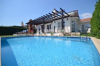 Fethiye Yanıklarda Doğada Müstakil Havuzlu 3+1 Kiralık Villa