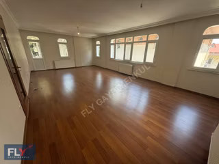 Tarabya'da , Boş 3+1 Kat İrtifaktlı Arakat Satılık Daire