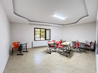 Seferihisar Şehir Merkezinde Satılık 3+1 Daire | 130 M² | Ayrı Mutfak | Zemin Kat | Önü Açık