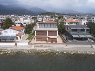 Kardeşten Akçay Yenimahallede Denize Sıfır 450 M² Arsa İçinde Özel Mülk