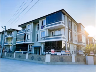 Karasuda Havuzlu Sitede Ayrı Mutfaklı Cam Balkonlu Daire
