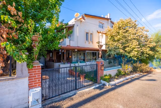 Urla Çeşmealtında Denize 200 Metre Satılık Bahçeli 5+1 Villa