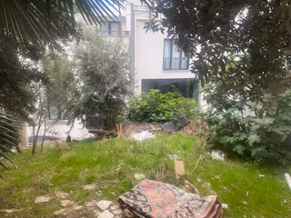 Yeşılyayla Da Üç Katlı Bına Ve Bahçesı