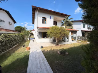 Denize Sıfır Konumda Eşyalı Kiralık Geniş Bahçeli Villa