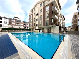 Referans'tan Altınkum'da Ön Cephe Ara Kat Havuzlu Kiralık 1+1 Daire