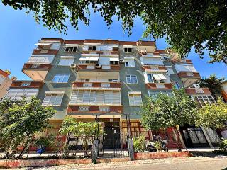 Alanya Şehir Merkezin’de Satılık 3+1 Ayrı Mutfak Asansörlü Daire