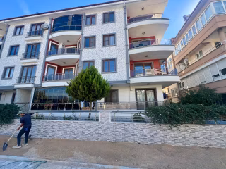 Akçay Aras Emlaktan Altınkumda 2+1 Ara Kat Ön Cephe