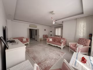 Yeşilbahçede Lara Sahiline Yakın Kiralık Full Eşyalı Daire